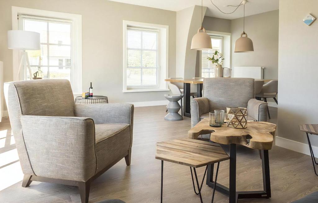 a living room with two chairs and a table at G-21 Bouwlust in De Cocksdorp