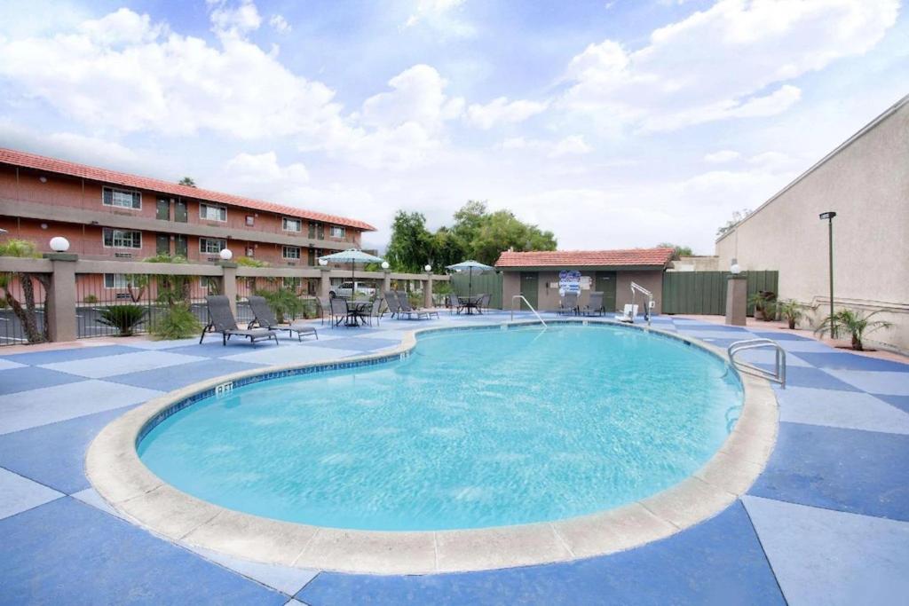 Πισίνα στο ή κοντά στο Motel 6 Pasadena, CA Old Town Pasadena Area