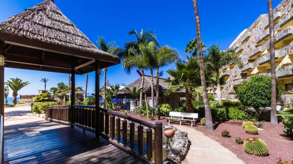 a walkway to a resort with a gazebo at Apartamento superior con balcon en Bahia Feliz in Playa del Aguila