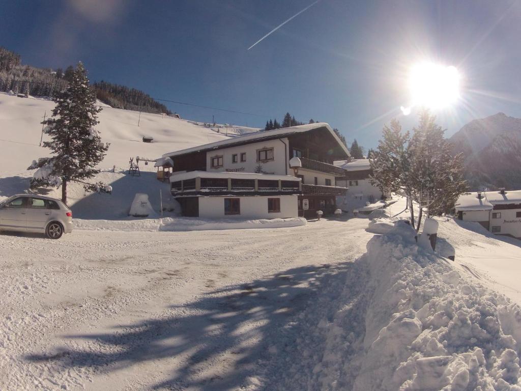 バーワングにあるAlpenperleの雪道