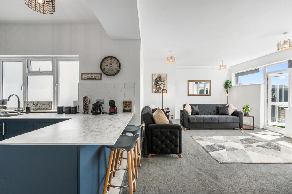 cocina y sala de estar con encimera grande en Clarence Square 2 Bedroom Central, en Brighton & Hove