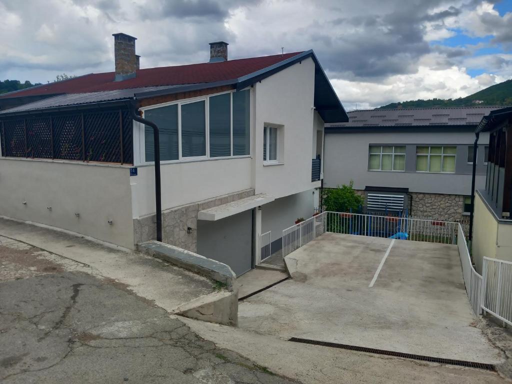 Το κτήριο όπου στεγάζεται  το διαμέρισμα