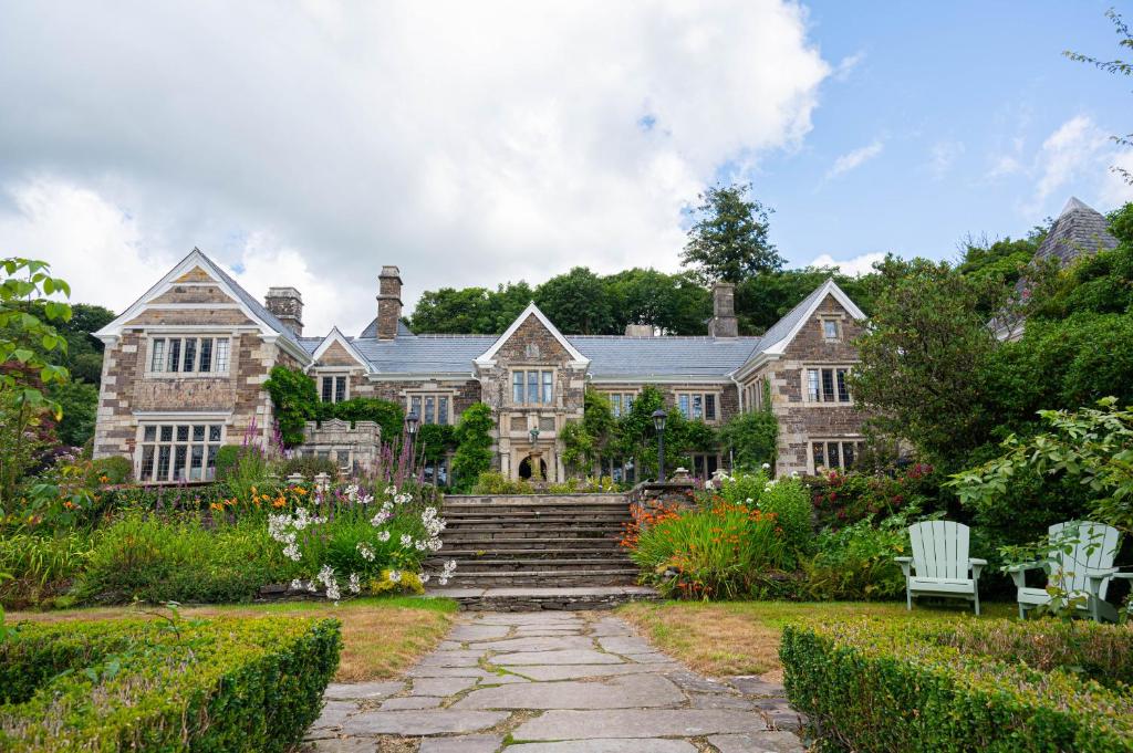 Taman di luar Lewtrenchard Manor