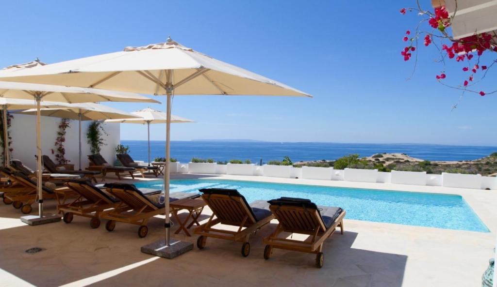 Πισίνα στο ή κοντά στο Tranquil Retreat Villa in Cap Martinet, 1063