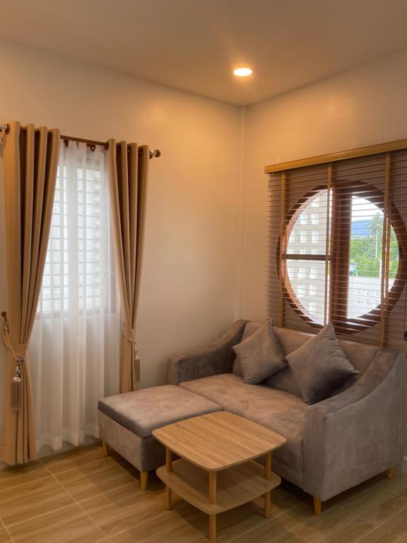una sala de estar con un sofá y una mesa en เพชรไพลินรีสอร์ทสามร้อยยอด, en Sathani Sam Roi Yot