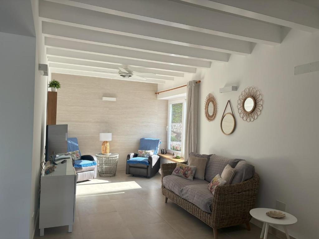 Una sala de estar con un sofá y un televisor. en B5 Villa Sueños, en Santo Tomás