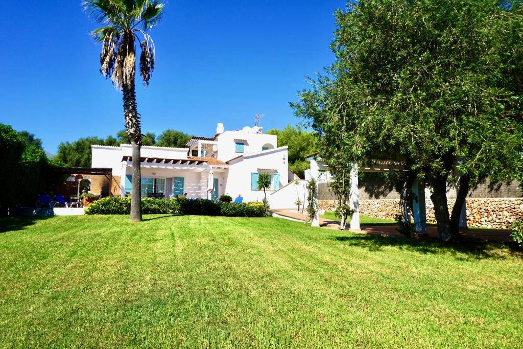 Κήπος έξω από το Luxury Villa in Binibeca with Jacuzzi