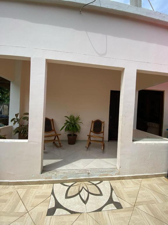 科韦尼亚斯Habitacion Pauvemar en Coveñas的客厅里有两把椅子