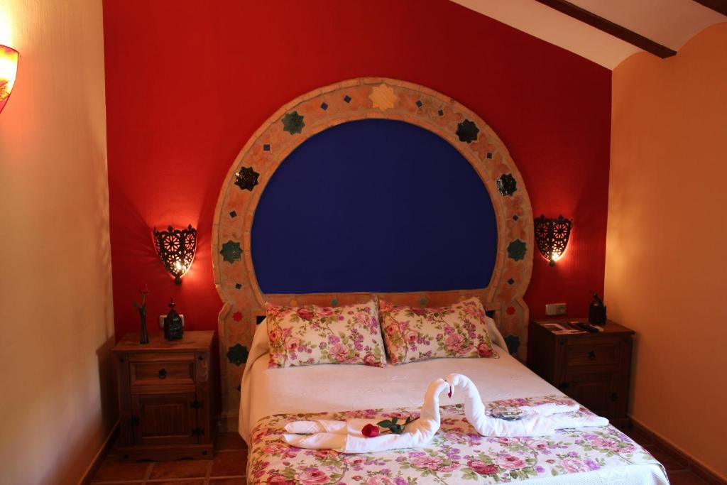 HinojaresにあるHotel Rural Valle del Turrilla - Cazorlaturの子供が寝室のベッドに寝そべる