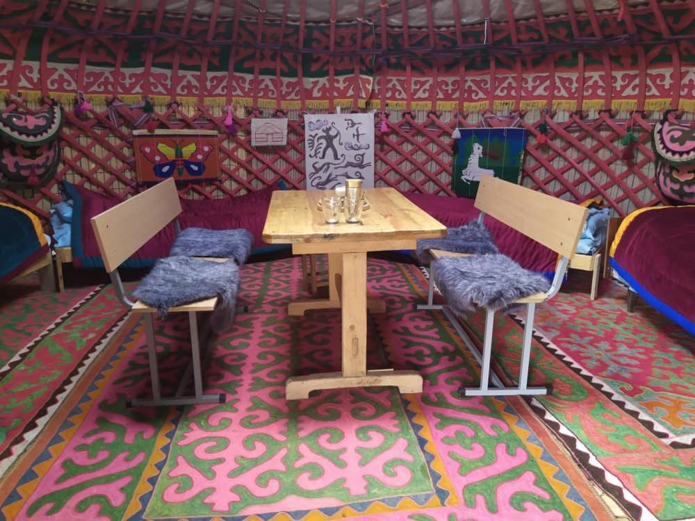 Kol-SuuにあるAnarbek's Yurt Campのテーブルと椅子2脚