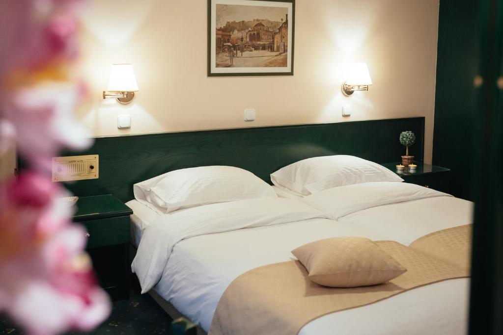 
Standard Room with City View
