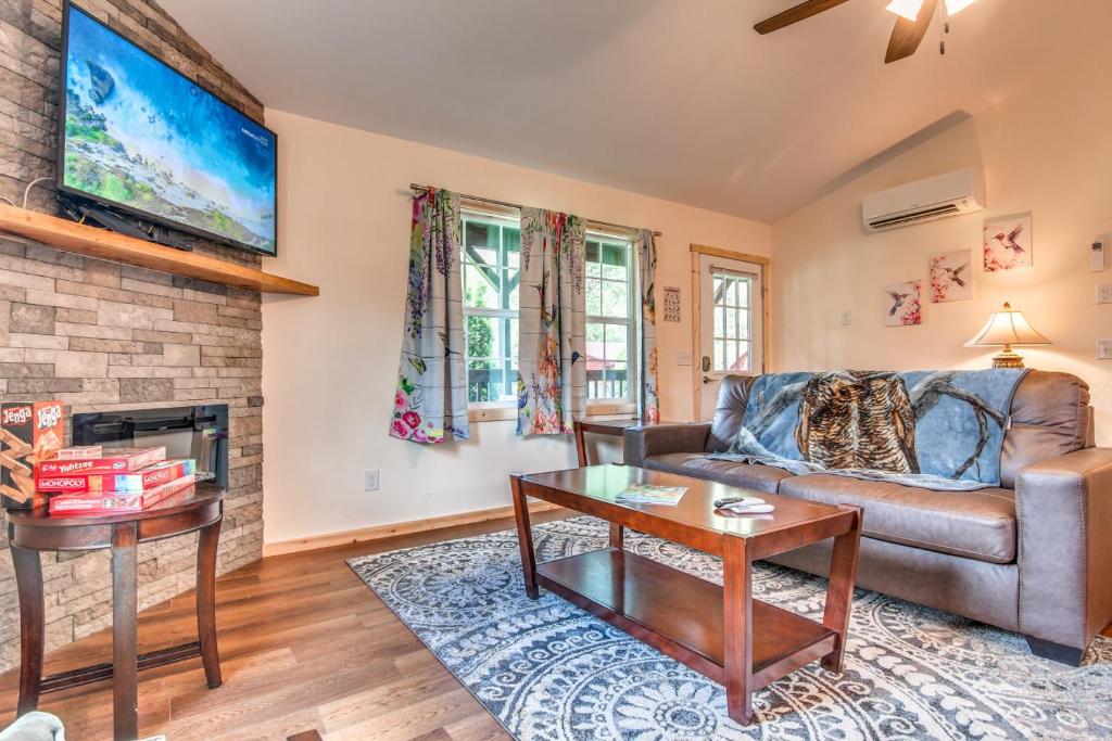 Χώρος καθιστικού στο The Hummingbird Hideout Cabin Near Bryson City and Cherokee