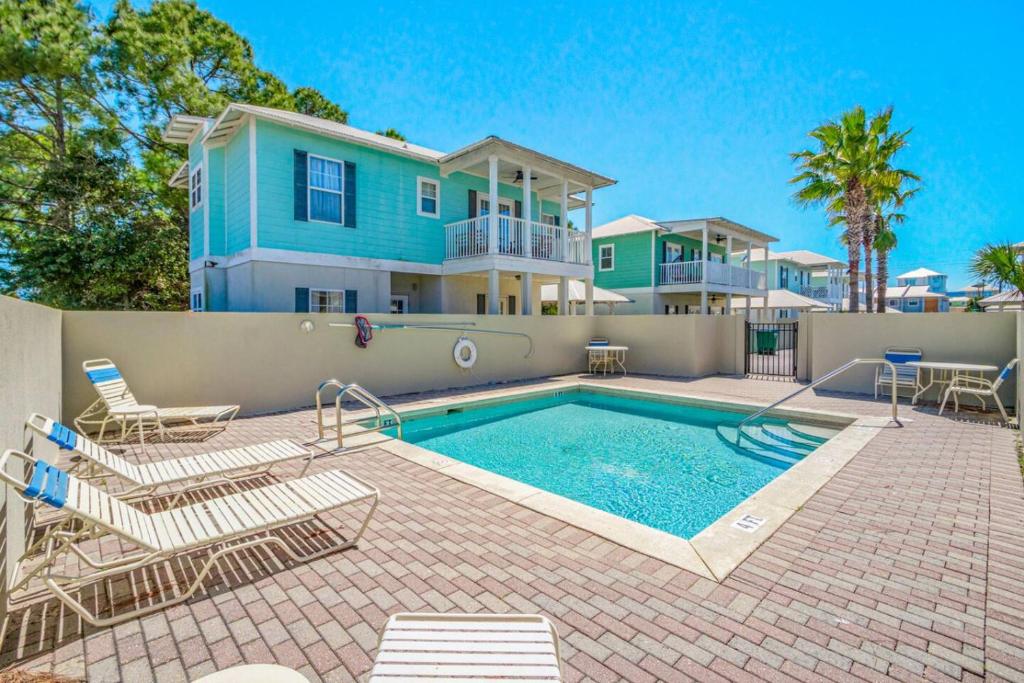 Swimmingpoolen hos eller tæt på Beachy 3BR Retreat w/ Pool, Balcony & Dog Friendly