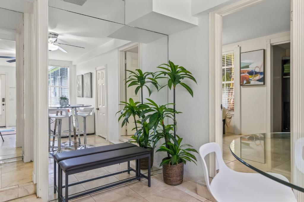 Ένα μπάνιο στο Modern 2BR Oasis Heated Pool Near Downtown
