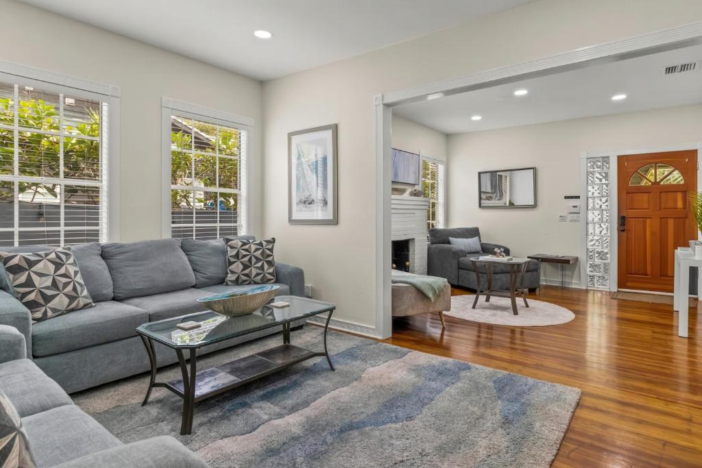 ウェストパームビーチにあるVibrant Oasis W Heated Pool 3 Units N Downtownのソファとテーブルのあるリビングルーム