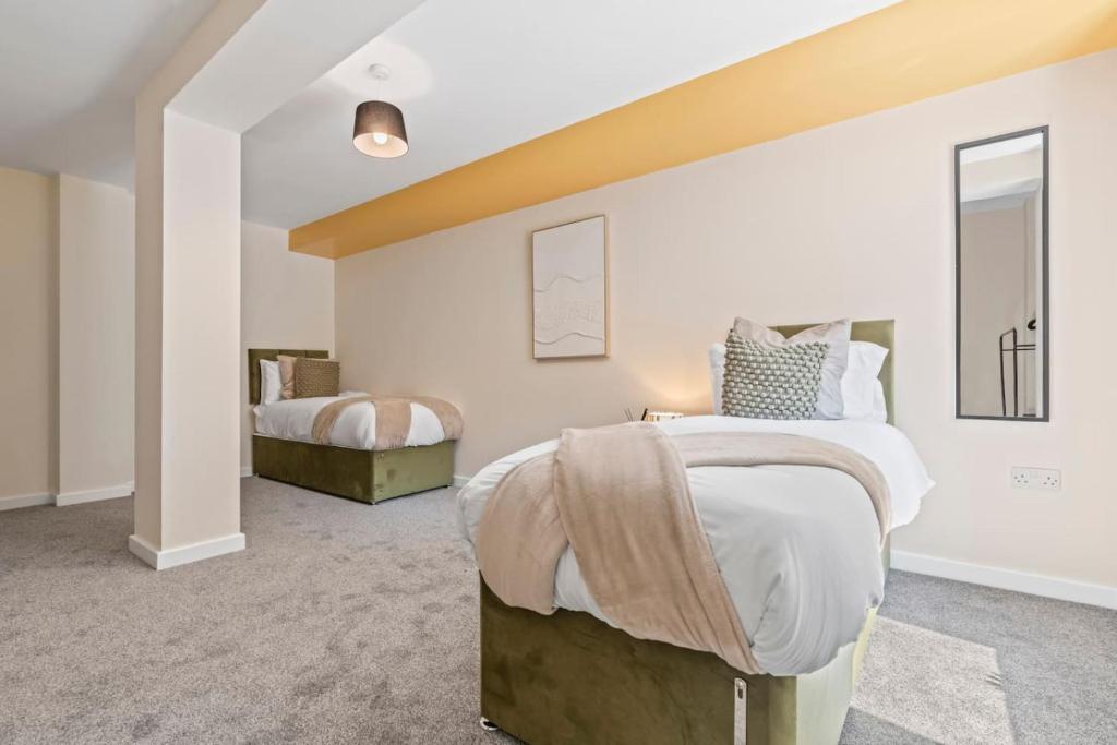 a bedroom with two beds in a room at Spacious 3-Bed Flat, Sleeps 7, Ideal for Families, Central Location, High-Speed Internet in Leicester