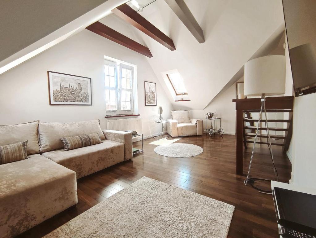 Hotel RABE Old Town Apartment Gdańsk - Two-Level Retreat, a living room with a couch and a table at RABE Old Town Apartment Gdańsk - Two-Level Retreat in Gdańsk