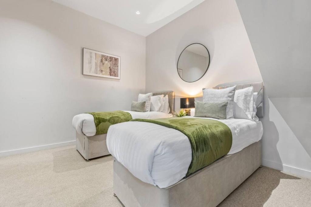 Ένα ή περισσότερα κρεβάτια σε δωμάτιο στο Spacious 2-Bedroom Apartment, Guests 6, Fast Wi-Fi, Near Digbeth Attractions