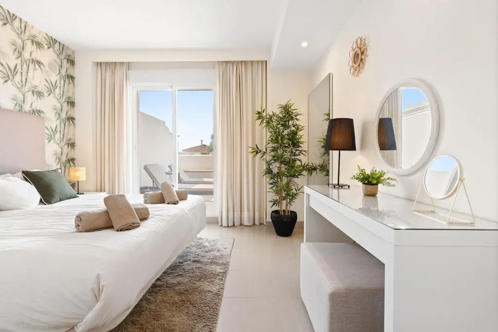 El Paraíso - Apartment with Sunny Terrace & Shared Pool