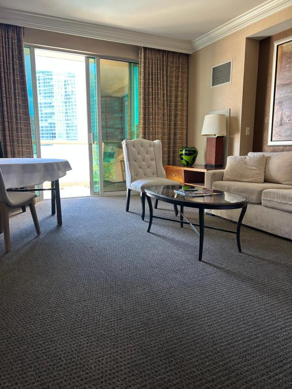 Χώρος καθιστικού στο MGM Grand no resort fee , balcony, free valet parking
