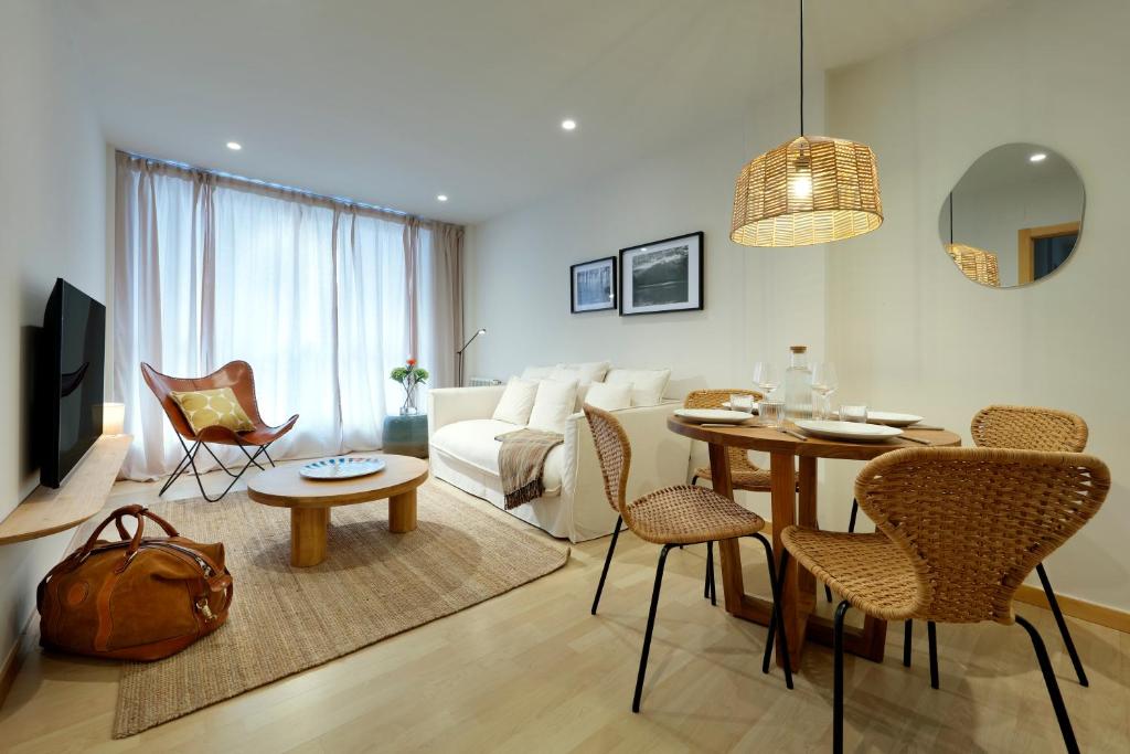 una sala de estar con un sofá y una mesa en Vita Homes by Upper Luxury Housing, en Santiago de Compostela