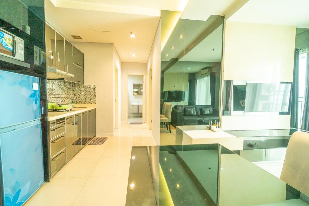una cocina con una gran encimera de cristal en Spacious 2BR Near Mall Thamrin, SCBD, en Yakarta