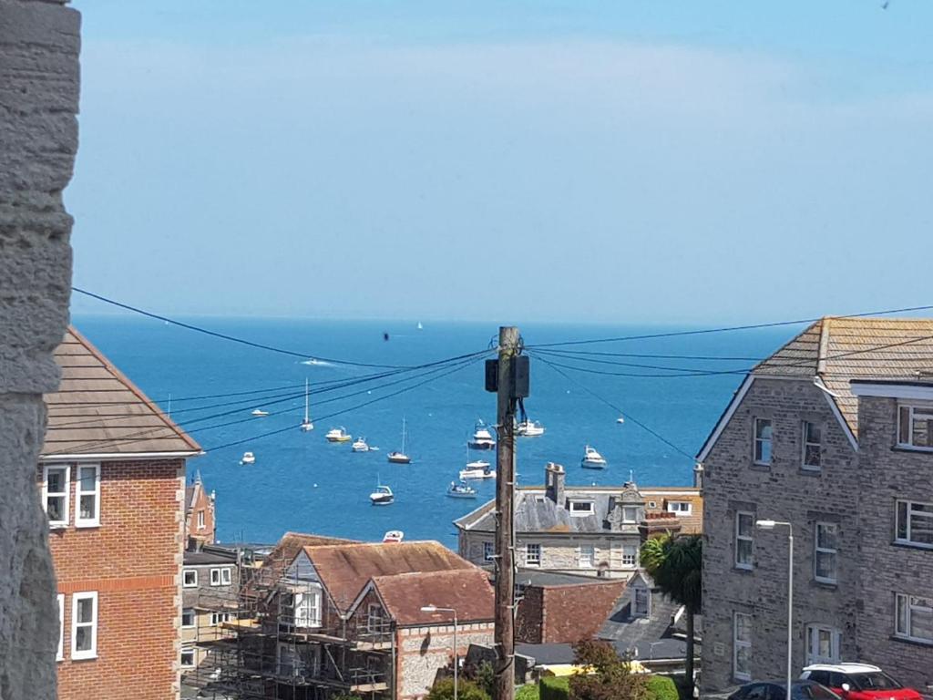 Una vista de un puerto con barcos en el agua. en Caroline's House, en Swanage