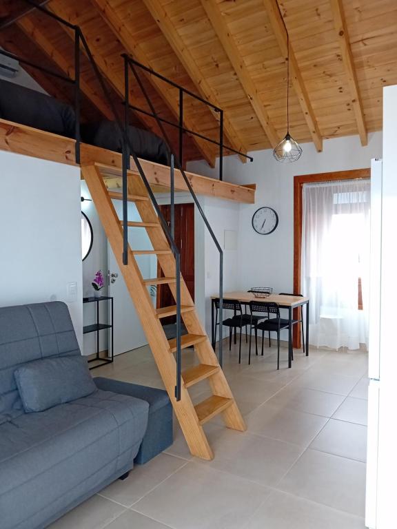 Sala de estar con cama elevada y mesa en Casa Padie, en La Orotava