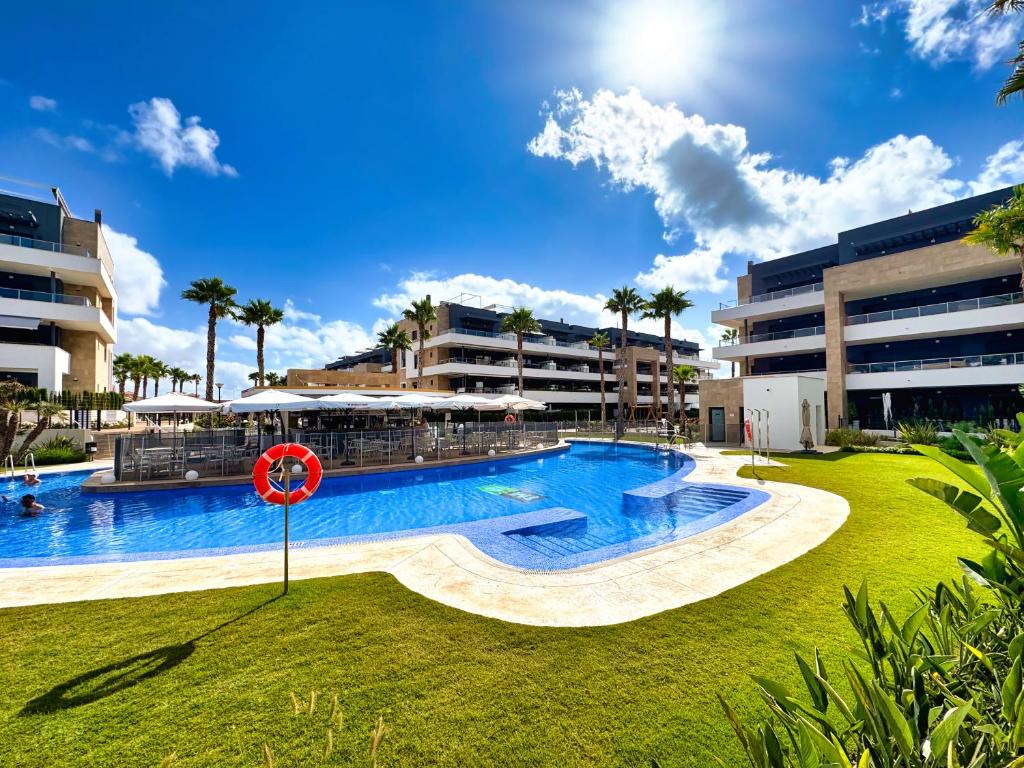 Bazén v ubytování Luxury Ground Floor Apartment in Flamenca Village nebo v jeho okolí