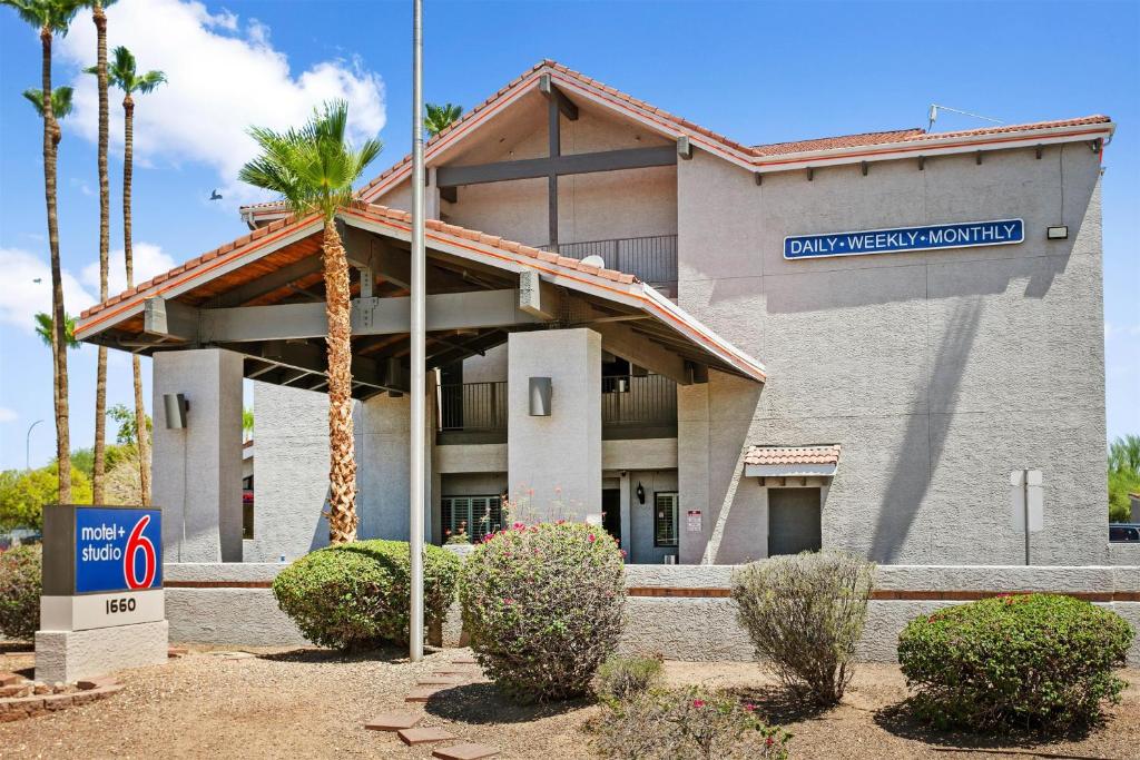 a building with a sign in front of it at Motel 6 Tempe, AZ Elliot Road in Tempe