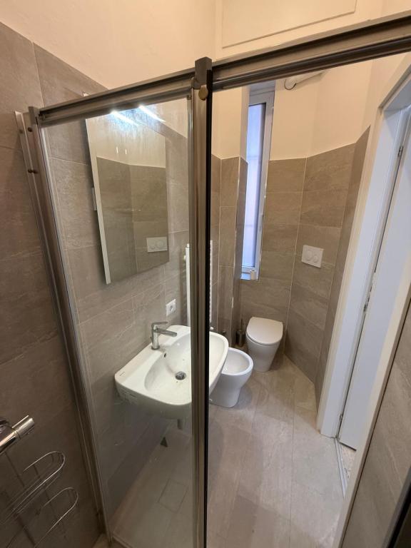 ein Badezimmer mit Dusche, Waschbecken und Toilette in der Unterkunft Casa Celeste b&b Navigli in Mailand