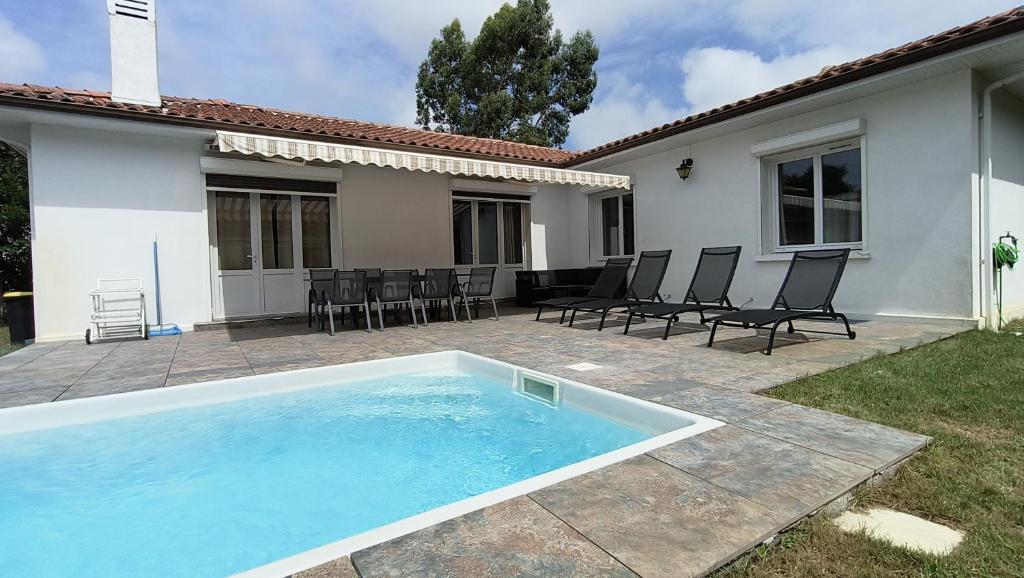 Swimmingpoolen hos eller tæt på La Maison de la plage piscine chauffée et plage à 200 m