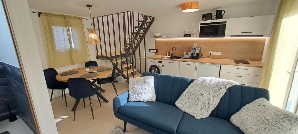 Kuchyň nebo kuchyňský kout v ubytování Blue Cottage