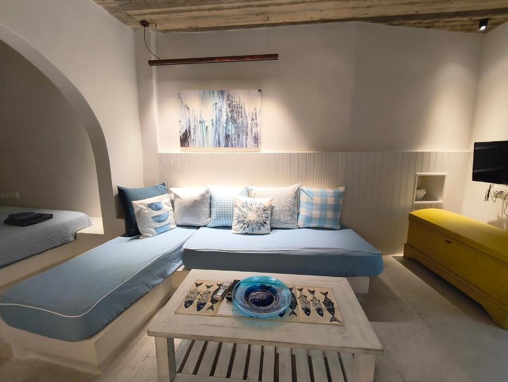 Giường trong phòng chung tại Kalli's tranditional renovated house in Chora Ios
