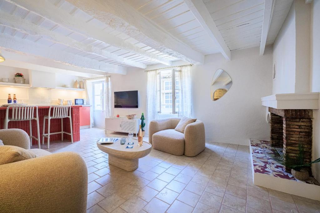 圣保罗-德旺斯Apt Cezanne的客厅里有一张沙发和一张桌子。