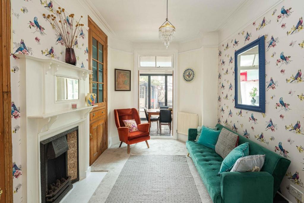Χώρος καθιστικού στο Bowes Park Charm - 3BD Victorian Tranquil Retreat