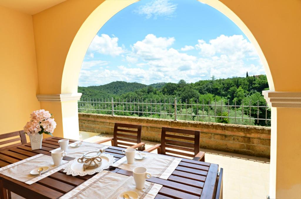 una mesa en un balcón con vistas a las montañas en Il Borgo di San Gervasio, en San Gervasio