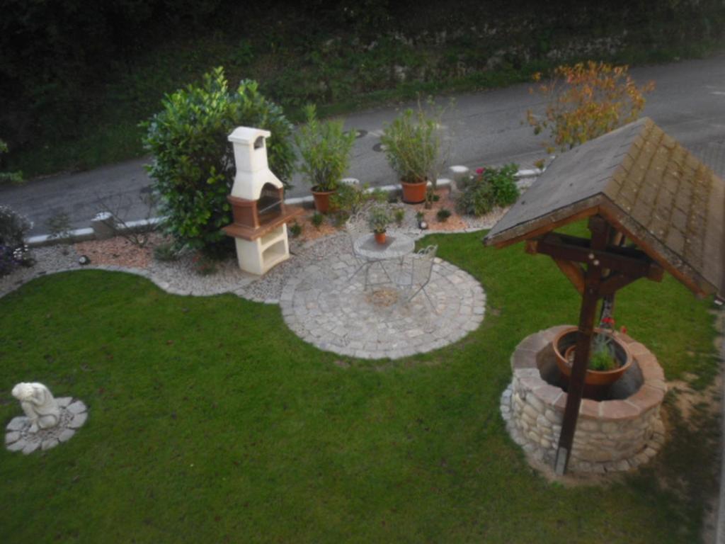 eine Luftansicht auf einen Garten mit einem Tisch und einem Sonnenschirm in der Unterkunft Ferienwohnung Zapf in Forbach