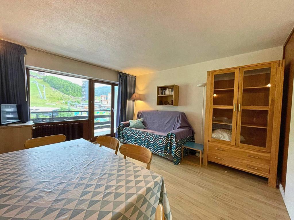 une chambre avec un lit et une fenêtre dans l'établissement Les Menuires : 2 pièces, 6 pers, balcon Sud, au pied des pistes - FR-1-452-208, aux Menuires