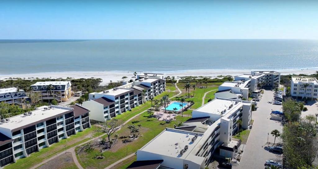 萨尼贝尔Loggerhead Cay 302 W Bikes Pool On Beach!的海滩附近度假村的空中景致