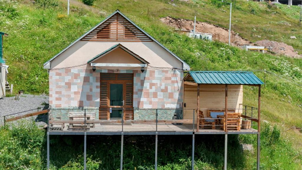une petite maison au sommet d'une colline dans l'établissement Gudauri private cottage, à Goudaouri