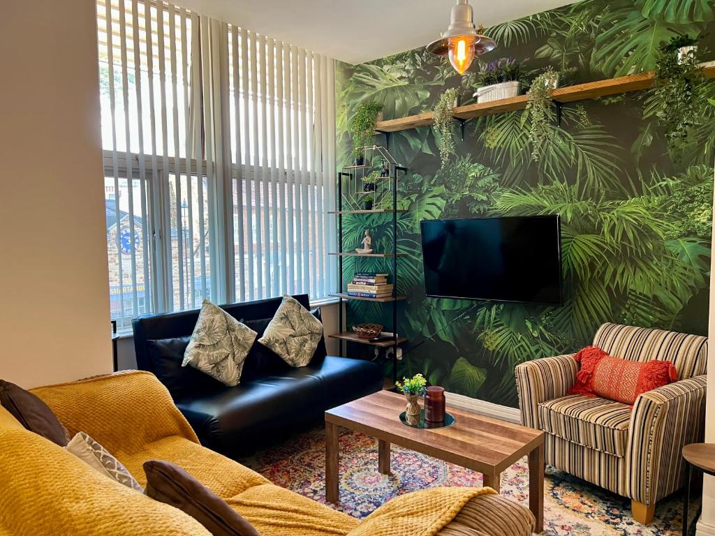 a living room with a couch and a tv at 2 Bedroom Flat Oak in Town Center Wellingborough in Wellingborough