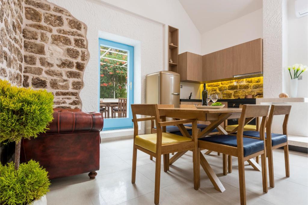 uma cozinha com uma mesa e cadeiras e um sofá em Hvar Villa Maris em Hvar