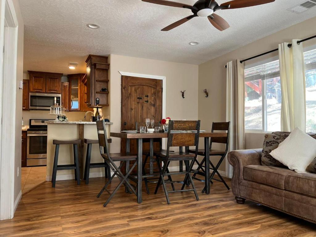 eine Küche und ein Wohnzimmer mit Tisch und Stühlen in der Unterkunft Cozy Cabin in Crestline