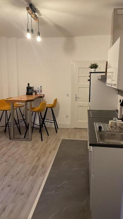 a kitchen and dining room with a table and chairs at Wohnung Ideal für Ihr Projekt in Mülheim an der Ruhr