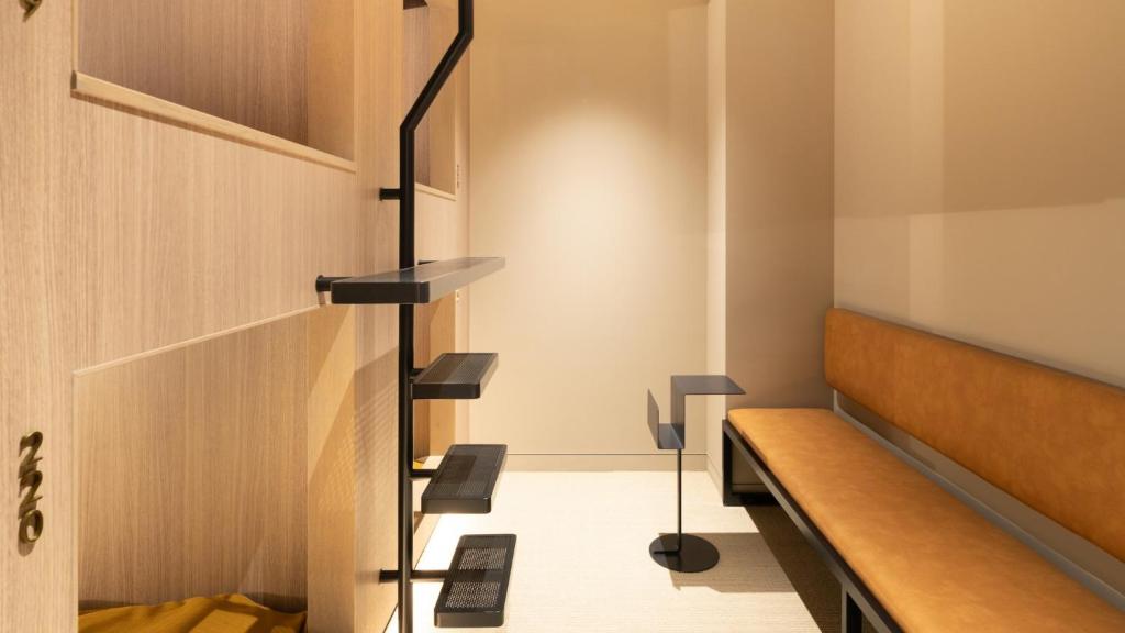東京にあるOUR OUR - CAFE - MINIMAL HOTEL - Vacation STAY 57209vの階段とベンチ付きの部屋