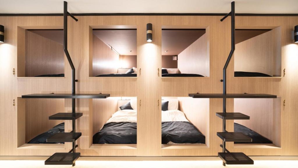 東京にあるOUR OUR - CAFE - MINIMAL HOTEL - Vacation STAY 56633vの4つの棚とベッドがある部屋