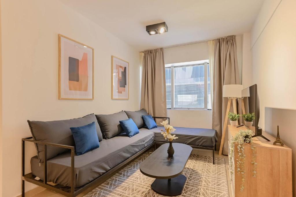 Posezení v ubytování MOT Mansion Mitre 'D' - 4 pax Gym & Jacuzzi