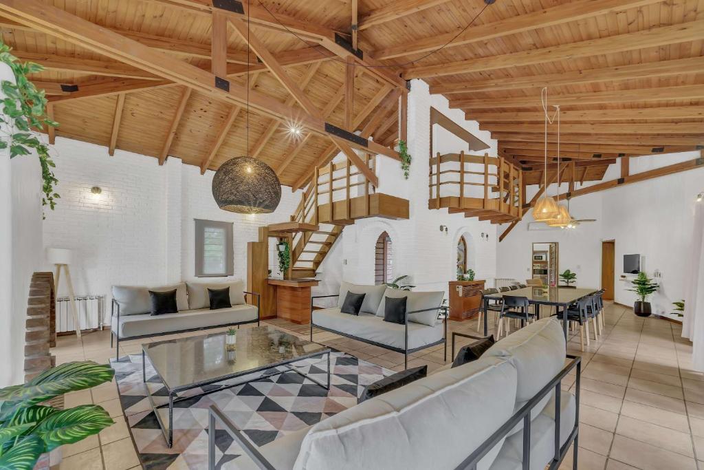 Χώρος καθιστικού στο Fliphaus Wine Country Villa 20 pax 9 Bd Pool & Jacuzzi
