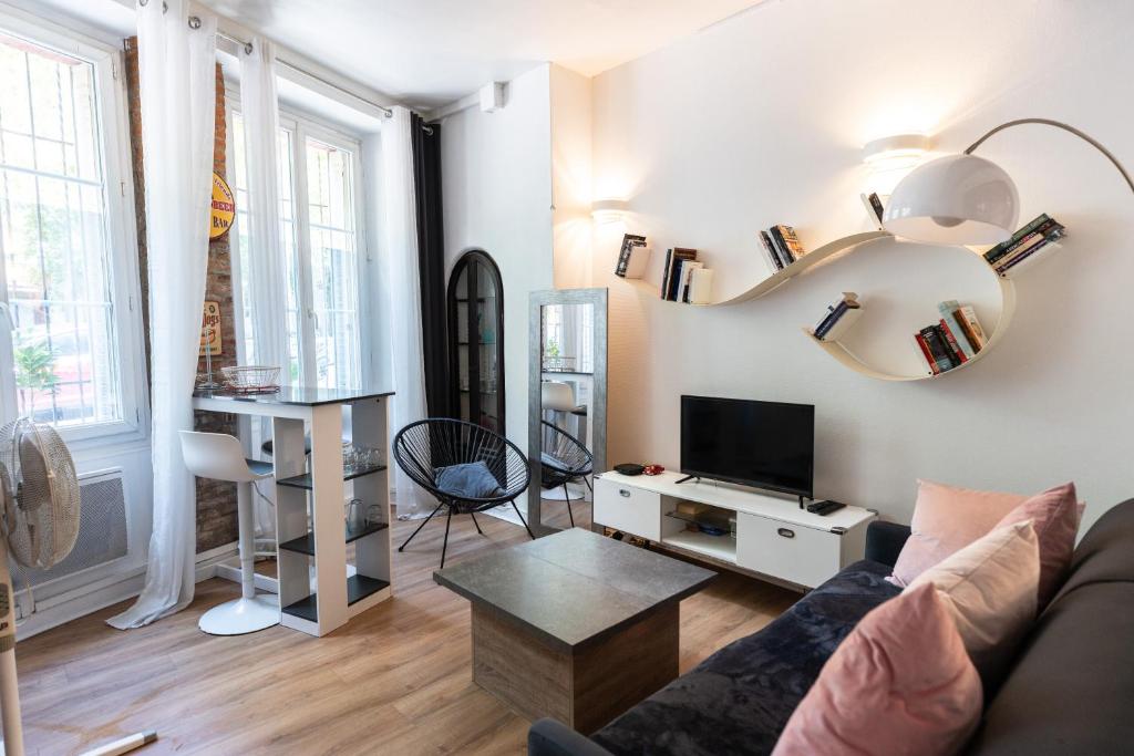 un salon avec un canapé et une table dans l'établissement AppartementT1 -Palais de Justice, à Toulouse